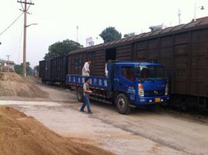 豫珠新闻时刻报道：大批优质原料通过火车运进厂时的繁忙景象